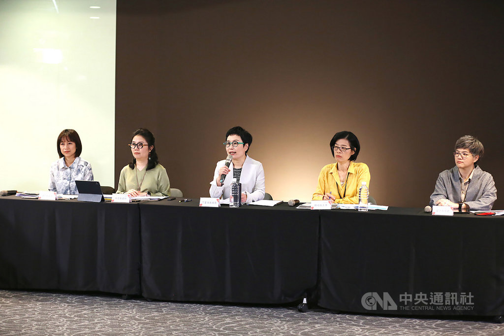 受武漢肺炎疫情影響,藝文活動接連延期或取消,文化內容策進院27日下午首度以線上直播方式舉行記者會,董事長丁曉菁(中)、全球市場處長陳姿蓉(左起)、文化金融處長徐嘉聆、策略研究處長瞿筱葳(右起)、內容策進處組長賴文惠出席。(文策院提供)中央社記者鄭景雯傳真 109年3月27日