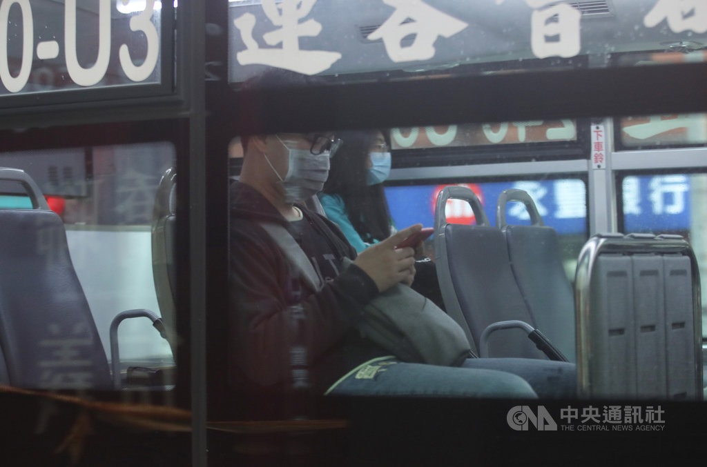 近日有女子戴口罩搭公車交談遭制止,引發熱議。中央流行疫情指揮中心發言人莊人祥表示,當大家都戴口罩時,即便交談染疫風險也相當低,民眾不用過度恐慌。圖為民眾戴口罩搭公車。中央社記者張新偉攝 109年3月27日