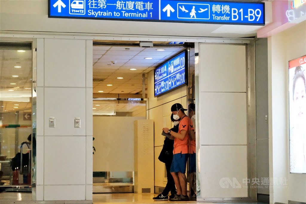因為地勤人員的作業疏失,1名英國人與2名日本人26日下午搭乘紐西蘭航空班機來台,但因台灣已禁止外國旅客來台轉機,且紐西蘭也已禁止外國人入境,這3名旅客都沒有紐西蘭居留權,所以也無法讓他們搭機回到紐西蘭。中央社記者吳睿騏桃園機場攝 109年3月26日
