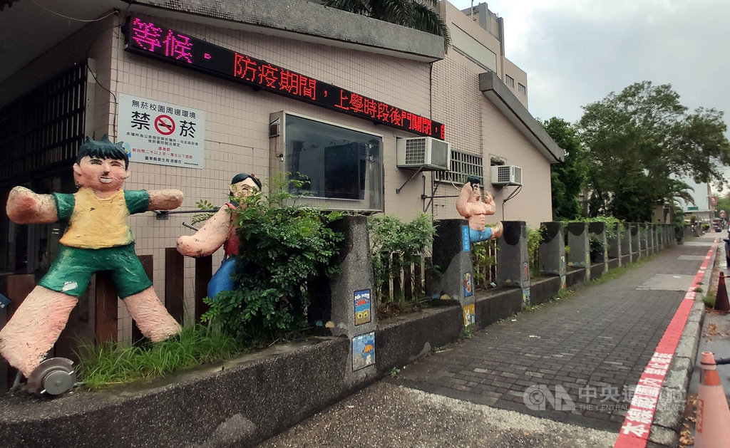台東縣衛生局27日公告,自4月1日起關山工商、台東大學附設實驗小學等10所學校周邊人行道全面禁菸,違規吸菸民眾,將依菸害防制法處以新台幣2000元至1萬元罰鍰。中央社記者盧太城台東攝 109年3月27日