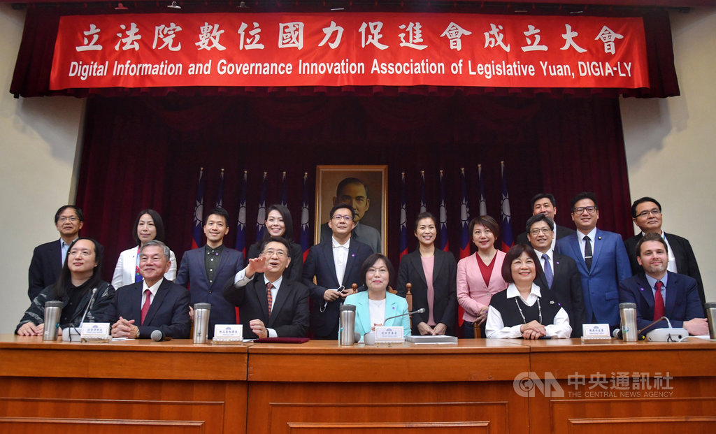 由民進黨立委劉世芳(前右3)等人共同成立的「立法院數位國力促進會」,27日舉行成立大會,行政院政務委員唐鳳(前左1)、經濟部長沈榮津(前左2)、立法院秘書長林志嘉(前左3)、國發會主委陳美伶(前右2)及美國在台協會(AIT)經濟官盧毅濤(前右1)等人都出席。中央社記者王飛華攝 109年3月27日