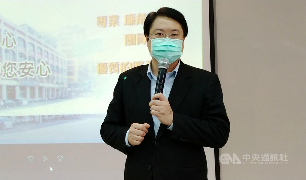 基隆市長林右昌27日到基隆市警察局第二分局視察異地辦公情形時表示,近期很多國外返台民眾正在居家檢疫,懇切呼籲居家隔離及檢疫民眾一定要遵守規範,千萬不要趴趴走害人又害己。中央社記者王朝鈺攝 109年3月27日