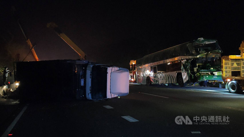 苗栗縣消防局27日凌晨1時許獲報國道1號北上苗栗造橋路段發生車禍事故,隨即派遣頭屋分隊人車前往查看,抵達現場發現一輛阿羅哈客運車頭幾乎全毀,另一輛大貨車翻覆在外側車道。(民眾提供)中央社記者管瑞平傳真 109年3月27日