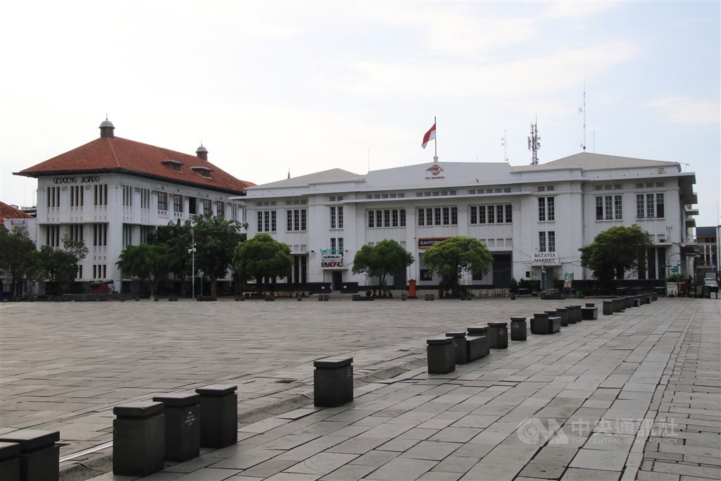 為防止武漢肺炎擴散,雅加達省政府關閉觀光景點,雅加達老城區廣場一片空蕩蕩。中央社記者石秀娟雅加達攝 109年3月26日