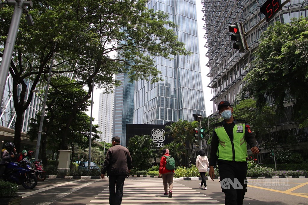 雅加達的SCBD區是商務金融中心,午餐時間常可見上班族穿梭餐廳與辦公大樓,雅加達因武漢肺炎疫情進入緊急狀態,街頭冷冷清清。中央社記者石秀娟雅加達攝 109年3月26日