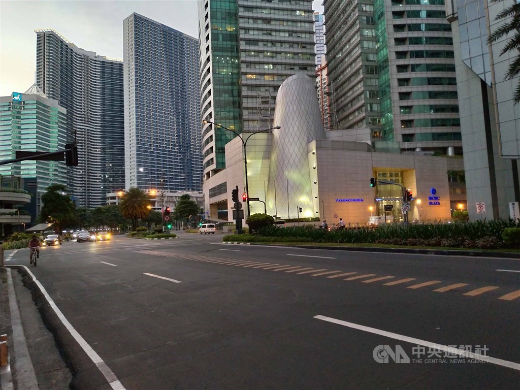 大馬尼拉是全球塞車最嚴重的地區之一。17日起因武漢肺炎疫情封城後,金融中心馬卡蒂市(Makati)地標RCBC大樓周邊24日傍晚不見平時塞滿下班車潮的景象。中央社記者陳妍君馬尼拉攝 109年3月25日