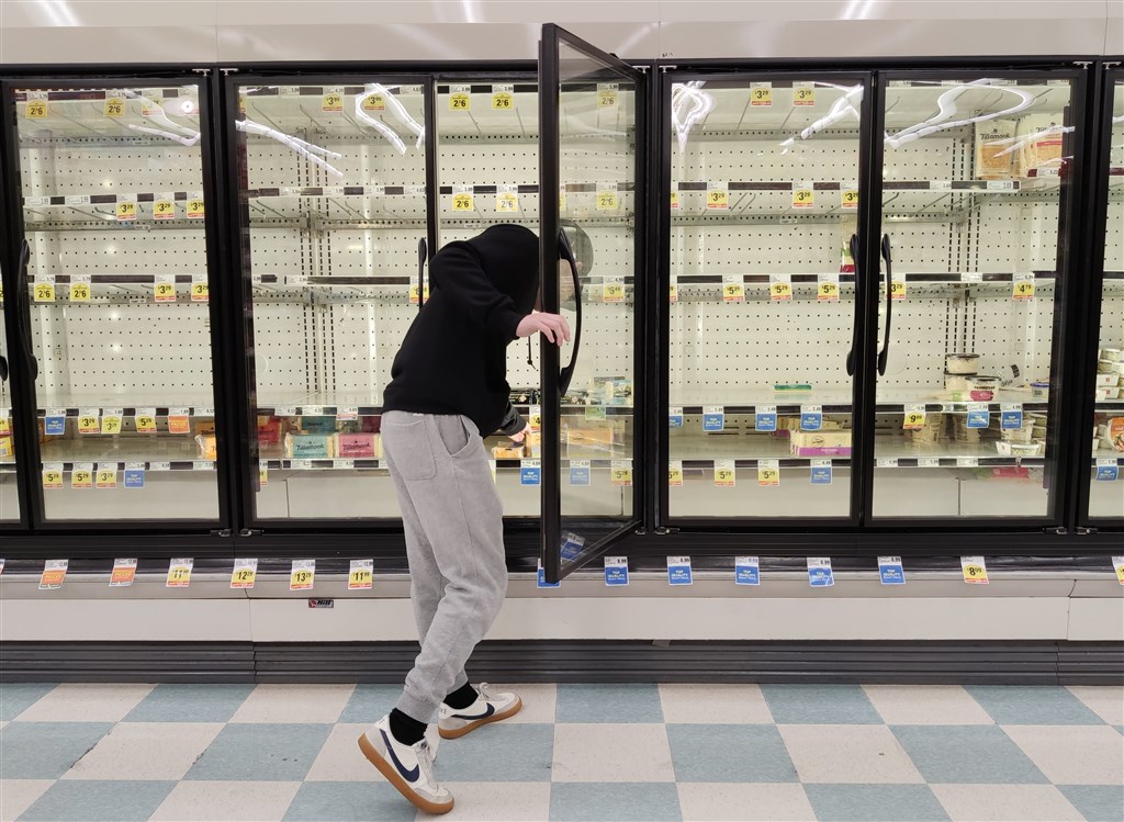 根據美國華盛頓大學醫學院資料分析,武漢肺炎疫情接下來4個月恐會在美國奪去逾8萬1000人生命,且6月前疫情恐難消退。圖為17日舊金山一家超市的部分商品被搶購一空。(中新社提供)