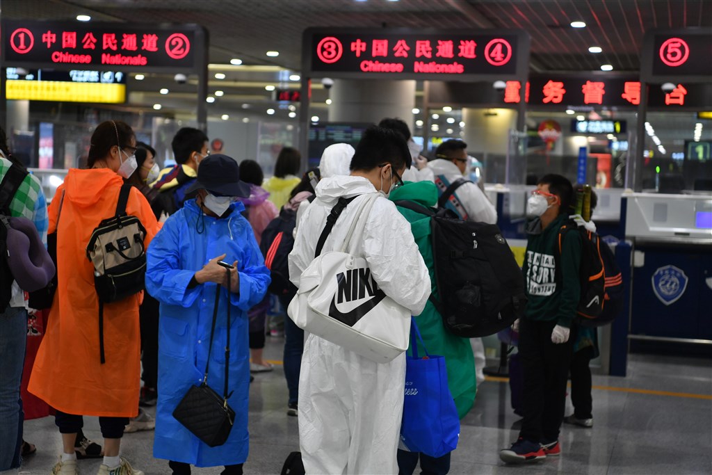 中國政府宣布,自28日凌晨0時起,暫時停止外國人持「目前有效」的中國簽證和居留許可入境。圖為旅客在成都國際機場進行入境登記。(中新社提供)