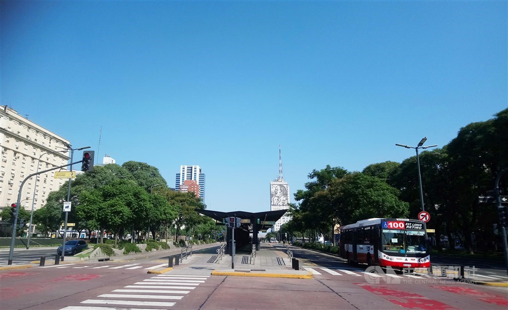 阿根廷政府實施全國大封城,布宜諾斯艾利斯街頭行人車輛比往常銳減,公車使用量減少8成,只剩少數公車在路上運行,七月九日大道(Avenida 9 de Julio )這條號稱全世界最寬的道路,出現有史以來空蕩蕩景象,車流量極少,甚至可在大道上跑百米,不必擔心往來車輛。中央社記者汪碧治布宜諾斯艾利斯攝 109年3月26日