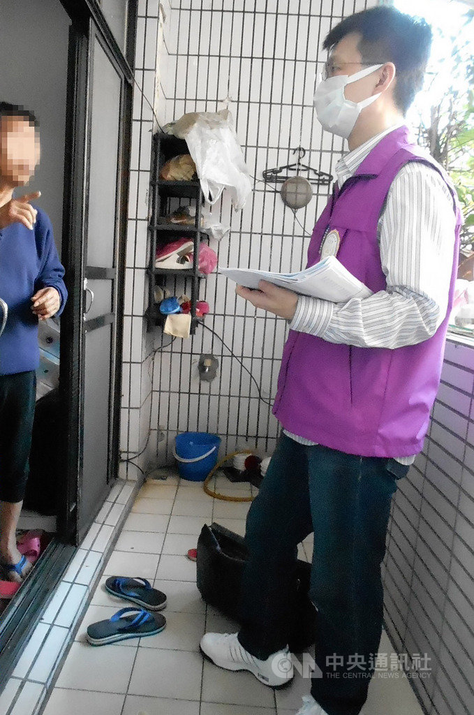 法務部行政執行署新北分署27日發布新聞稿表示,郭姓男子居家檢疫違規遭罰新台幣10萬元未繳納,執行人員(右)前往填報地址查訪,發現地址是哥哥(左)住處,被認為有逃匿之虞,成居家檢疫失聯被處罰,遭移送行政執行後又失聯被限制出境首例。(新北分署提供)中央社記者黃旭昇新北傳真 109年3月27日