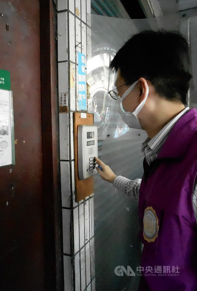 法務部行政執行署新北分署27日表示,郭姓男子居家檢疫違規遭罰新台幣10萬元卻未繳,執行人員(圖)前往填報地址查訪,發現地址是哥哥住處,認為郭男可能再出境,顯有逃匿之虞,祭限制出境強制處分,是全國首例。(新北分署提供)中央社記者黃旭昇新北傳真 109年3月27日
