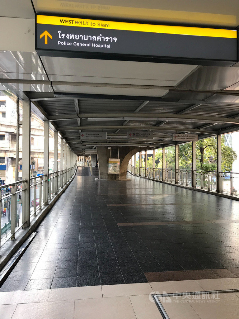 泰國從3月26日凌晨起進入緊急狀態,市中心連結捷運BTS暹羅站和奇隆站的天橋空無一人。中央社記者呂欣憓曼谷攝 109年3月27日