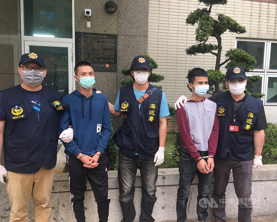 海巡署在屏東外海查獲31名越南籍偷渡客,當中6人日前脫逃,海巡署與移民、警政署等單位全力追緝,先找到其中4人,最後2人也在27日到案。(海巡署提供)中央社記者蘇木春傳真 109年3月27日