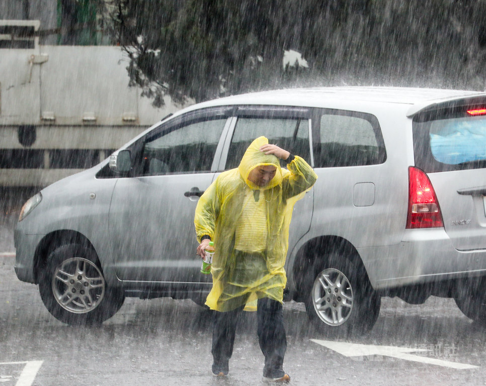 中央氣象局27日下午1時35分發出大雨及豪雨特報,由於鋒面接近及對流雲系發展旺盛,易有短時強降雨,提醒民眾注意。中央社記者王騰毅攝 109年3月27日
