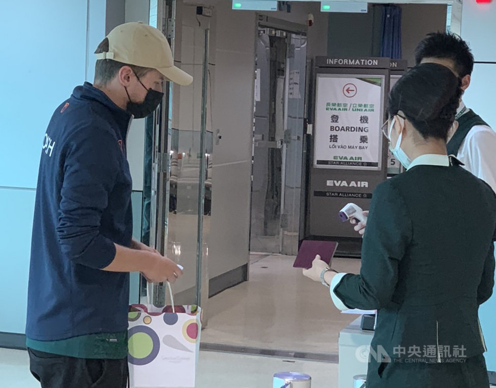 2名日本人與1名英國人26日搭乘紐西蘭航空班機來台,但因台灣禁止轉機,外籍人士無法入境;經中央流行疫情指揮中心指示後,英國籍旅客(左)27日上午改搭本國籍航空公司班機前往上海。(旅客提供)中央社記者邱俊欽桃園機場傳真 109年3月27日