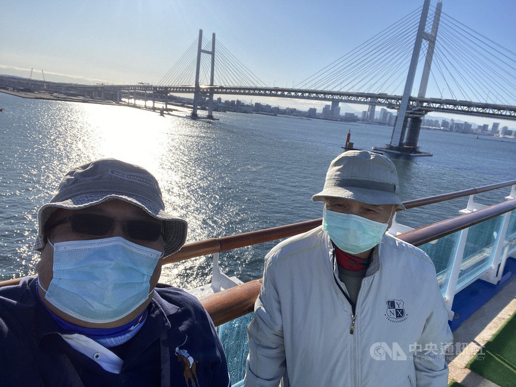 麥姓父子為解喪親之痛,相伴搭鑽石公主號遊輪散心,意外深陷海上疫區,已痊癒的兩人近日首度露面,對全台隔離或檢疫者精神喊話,也呼籲他們的親友多給予關懷。(麥家碩提供)中央社記者張茗喧傳真 109年3月28日