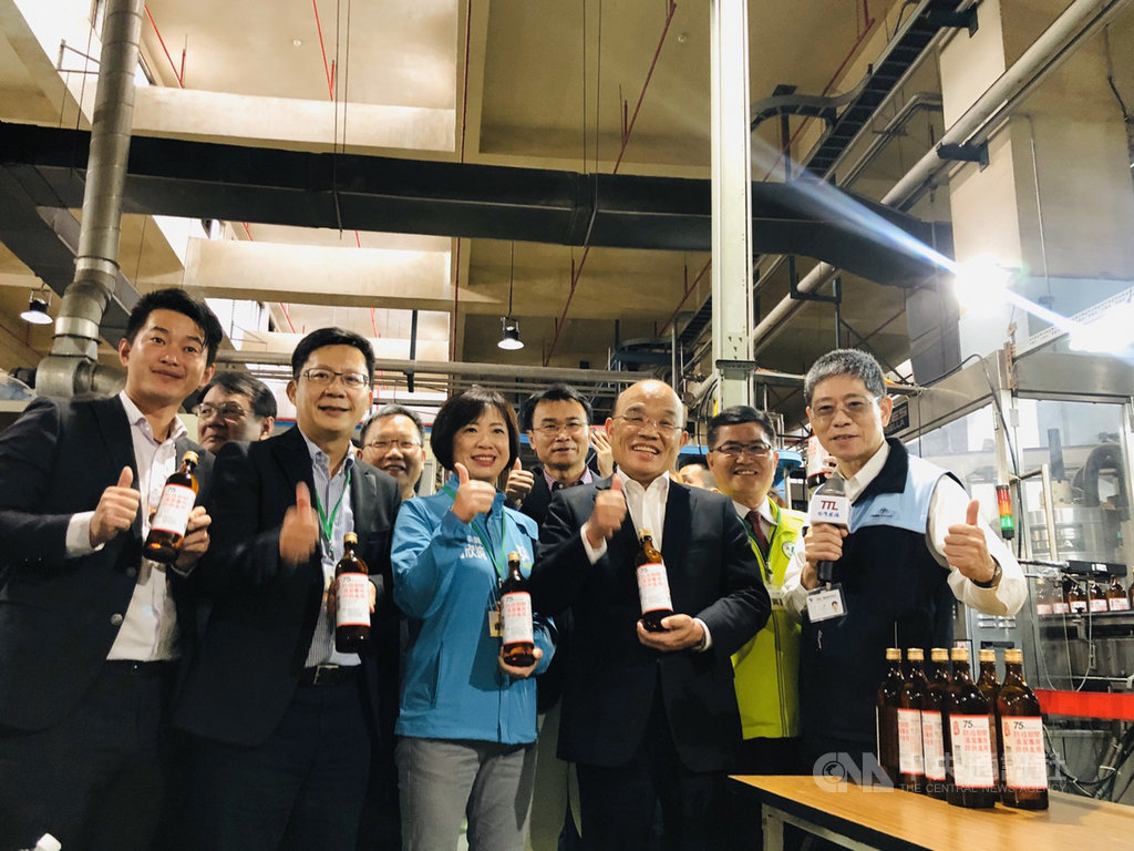 武漢肺炎疫情嚴峻,行政院長蘇貞昌(前排右2)28日南下台中酒廠,視察酒精製作過程。中央社記者趙麗妍攝 109年3月28日