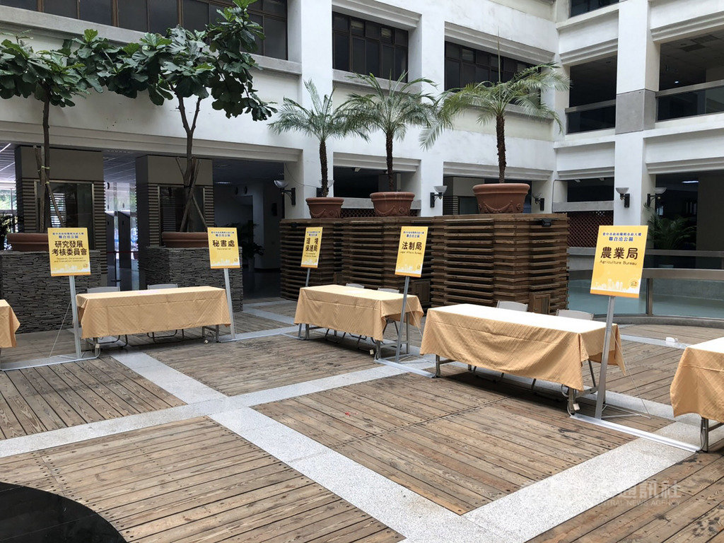 台中市政府秘書處表示,台灣大道及陽明市政大樓原由各機關在1樓聯合服務中心及各機關所在樓層提供各項服務,因應武漢肺炎疫情,4月1日起特在1樓通風較佳的中庭設置聯合洽公專區,降低非必要接觸風險。(台中市政府提供)中央社記者趙麗妍傳真 109年3月28日