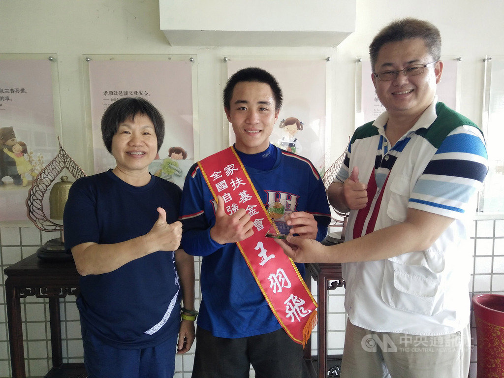 民國107年台鐵普悠瑪翻車事件,卑南國中棒球小巨砲王羽飛(中)倖存卻重傷,經過多次重大手術、無數回折磨,靠著驚人毅力終於讓他重返球場,今年並獲選家扶全國自強兒童。(台東家扶提供)中央社記者盧太城台東傳真 109年3月28日