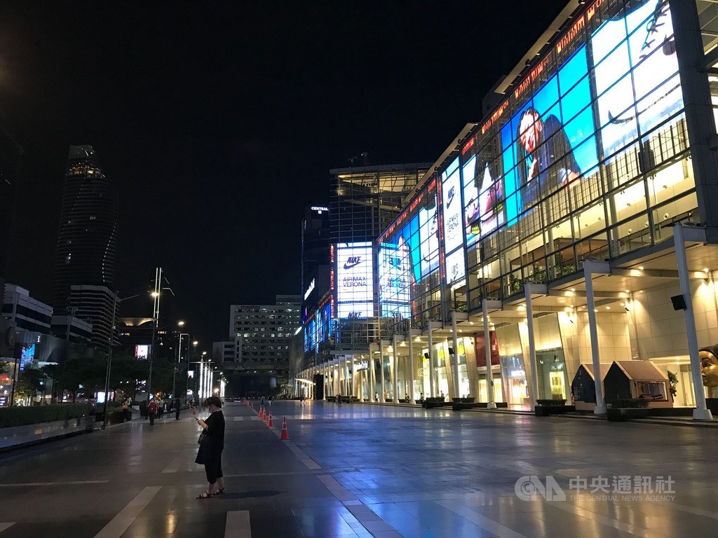 泰國從3月26日凌晨起進入緊急狀態,位於市中心、一向人潮洶湧的中央世界百貨公司(Central World)前幾乎沒有人。中央社記者呂欣憓曼谷攝 109年3月27日