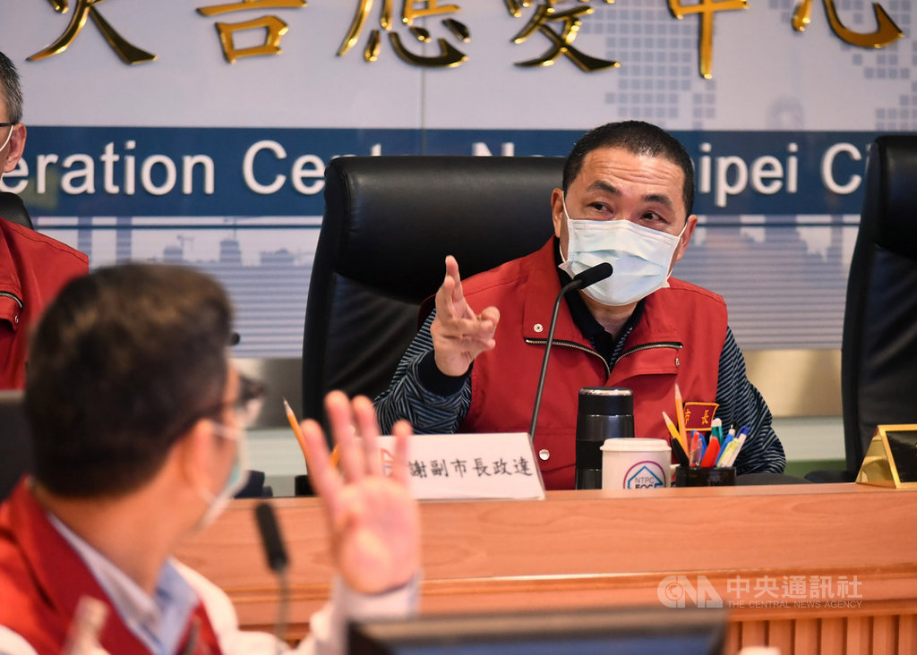 新北市長侯友宜(右)28日主持武漢肺炎(COVID-19,2019新型冠狀病毒疾病)防疫會議時,指示經發局盤點民眾易群聚的高風險場所,並持續對KTV、網咖、釣蝦場、舞場等處加強稽查與關懷防疫。(新北市政府提供)中央社記者黃旭昇新北市傳真 109年3月28日