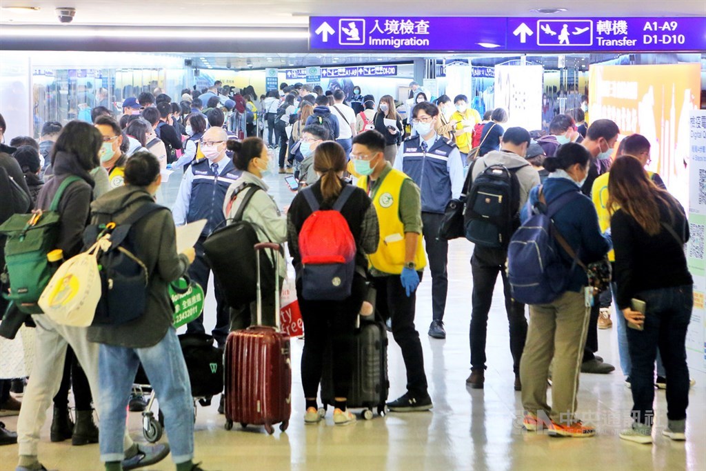 交通部觀光局28日證實,派駐在桃園國際機場旅客服務中心員工確診武漢肺炎。圖為桃園機場防疫作業。(中央社檔案照片)