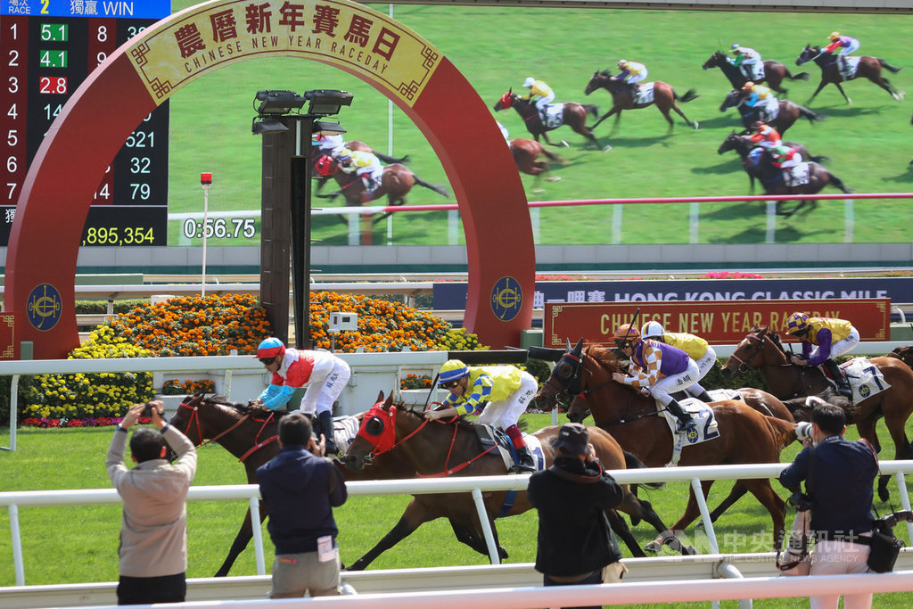 為符合新的防疫規定,香港賽馬會27日宣布,29日沙田馬場賽事如期舉行,但禁止馬主等任何顧客出席賽事。圖為1月27日武漢肺炎疫情剛爆發,在沙田馬場舉行的農歷新年賽馬日,只允許預約的6000人進場。(中通社提供)中央社 109年3月28日