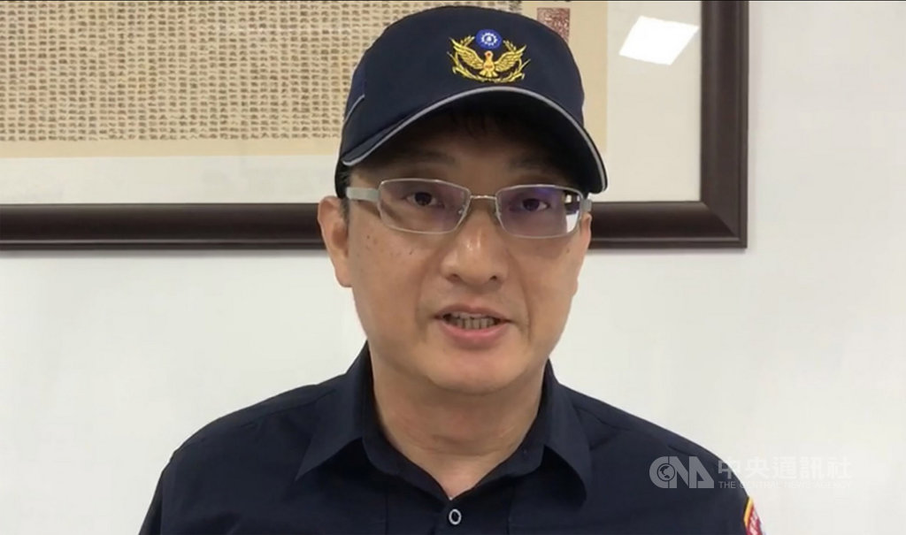 桃園警方表示,無業蘇姓男子平日流連於網咖,疑因缺錢花用,28日持刀埋伏路旁,見準備上班的19歲劉姓網咖工讀生經過,上前脅迫對方交出財物;兩人在扭打過程中,蘇男以刀刺向劉男胸口,導致被害人傷重不治。(平鎮警分局提供)中央社記者邱俊欽桃園傳真 109年3月28日