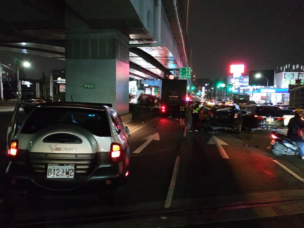 新北市泰山區楓江路與新五路一段交叉路口,28日晚間10時許1輛聯結車追撞停等紅綠燈的9輛汽車。(新北消防局提供)中央社