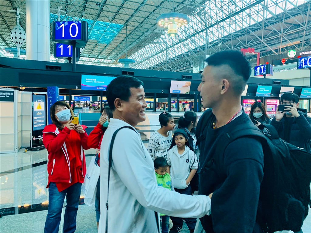武漢肺炎疫情延燒,旅美球員陸續回台,外界傳言美國紅襪隊小聯盟確診案例可能為旅美球員劉致榮(前右),經紀公司28日發聲明否認。圖為2月劉致榮搭機赴美春訓,家人及好友送機。(圖取自facebook.com/AZZA4DEREK)