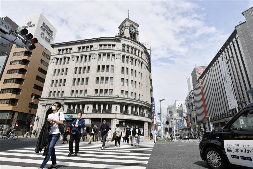 東京都政府憂心武漢肺炎疫情擴大,呼籲民眾本週末盡量不要外出。圖為東京銀座街頭人潮變少。(共同社提供)
