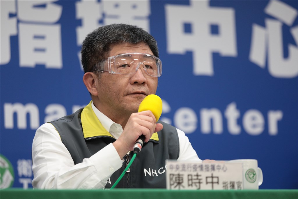 中央流行疫情指揮中心指揮官陳時中(圖)28日在記者會中宣布,機組員從4月1日起,執勤時必須配戴外科口罩、護目裝備、防水隔離衣及防水手套。陳時中也在記者會上戴起護目裝備。(中央流行疫情指揮中心提供)