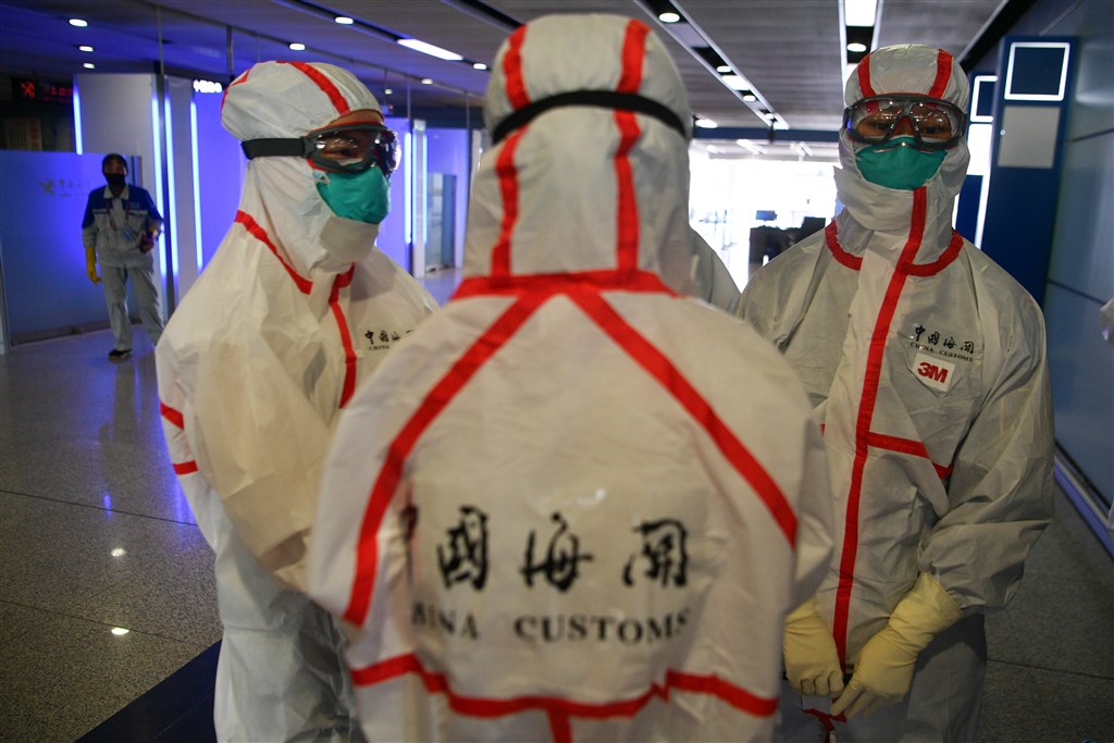 中國國家衛生健康委員會通報,武漢肺炎27日新增確診病例54例,均為境外移入,本土再度歸零無新增。圖為穿戴防護裝備的昆明海關人員。(中新社提供)
