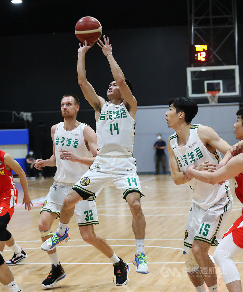 第17季超級籃球聯賽(SBL)台灣啤酒隊下半季續寫不敗神話,至今已追平隊史8連勝紀錄,陣中「小跑車」蔣淯安(中)適時建功為關鍵。(中華民國籃球協會提供)中央社記者黃巧雯傳真 109年3月28日