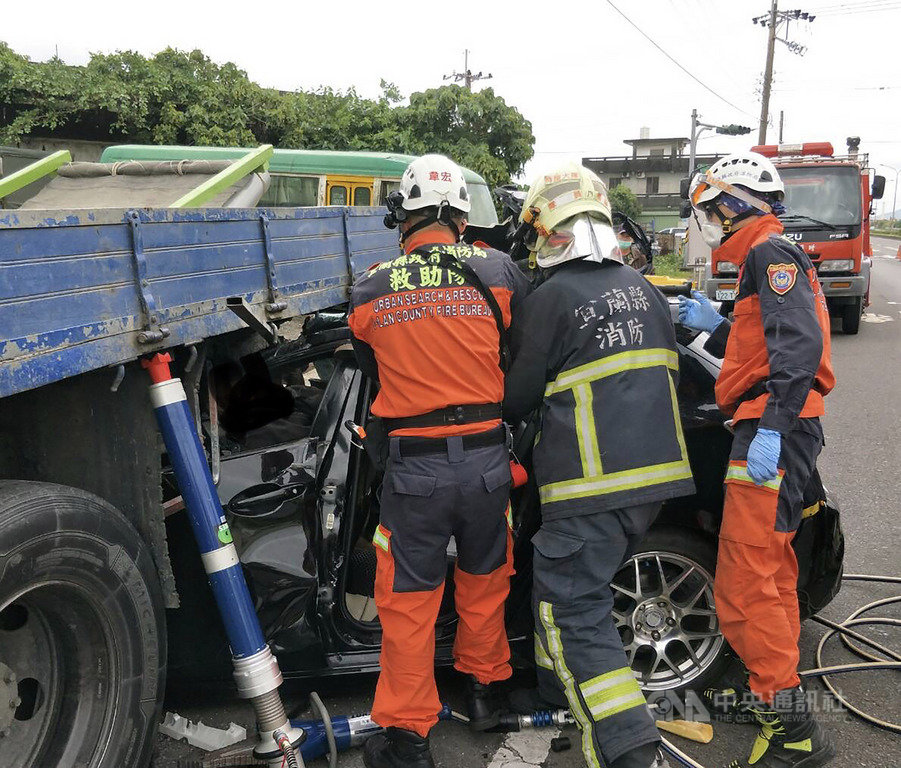 一輛黑色五門掀背車28日上午行經宜蘭縣五結鄉五濱路時,突然失控撞上停在路旁的大貨車,釀2死1重傷慘劇,警方表示,目前已調閱監視器畫面以釐清事發原因。(讀者提供)中央社記者王朝鈺傳真 109年3月28日