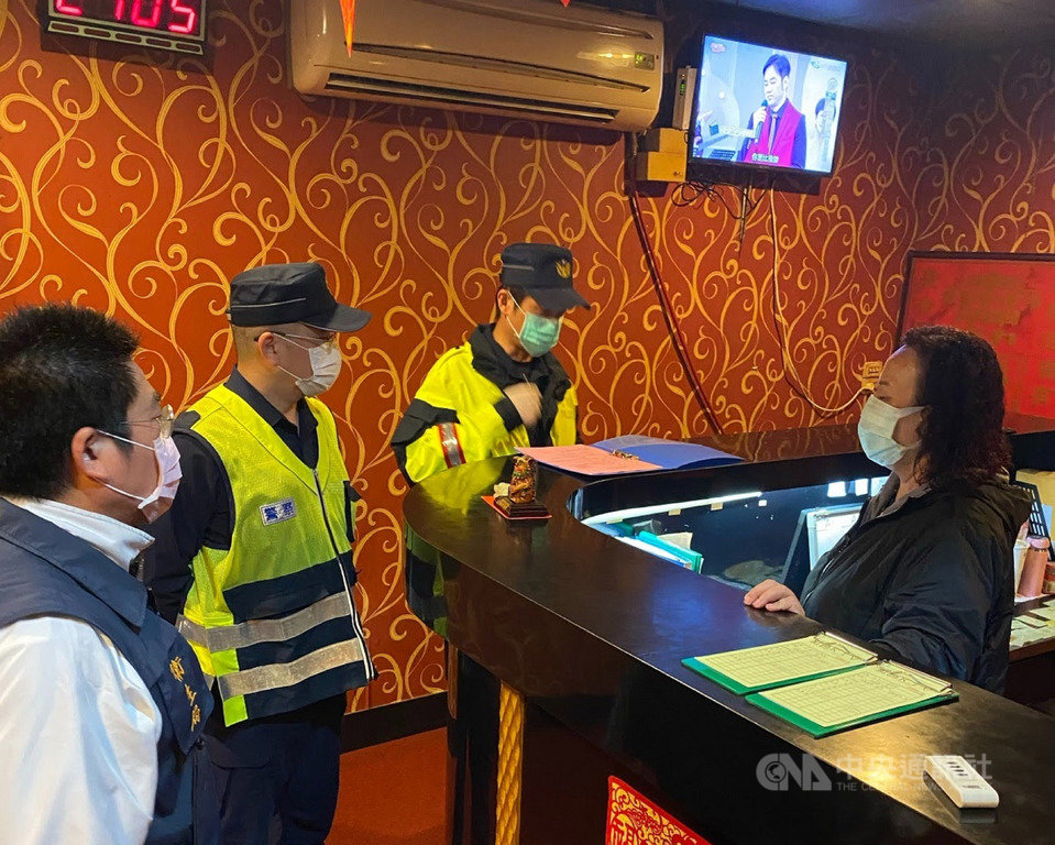 金門縣警局28日表示,為防堵武漢肺炎疫情破口,警方特別跨單位組成聯合稽查小組,到夜店、視聽歌唱業等場所加強查察,並勸說業者於防疫期間自主停止營業14天。(金門縣警察局提供)中央社記者黃慧敏傳真 109年3月28日