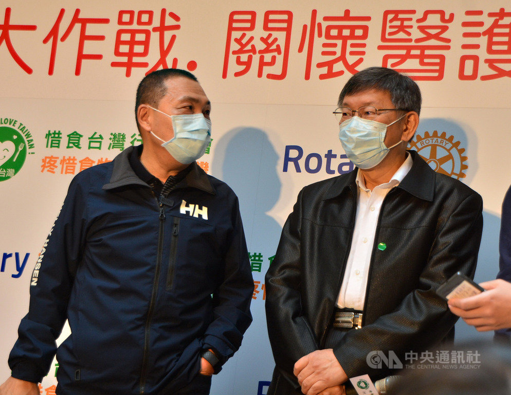 台北市長柯文哲(右)與新北市長侯友宜(左)28日在新北市板橋區為「惜食廚房」啟用揭幕,國際扶輪社3521地區志工每天將送300個愛心便當給雙北市第一線醫護人員。中央社記者黃旭昇新北市攝 109年3月28日