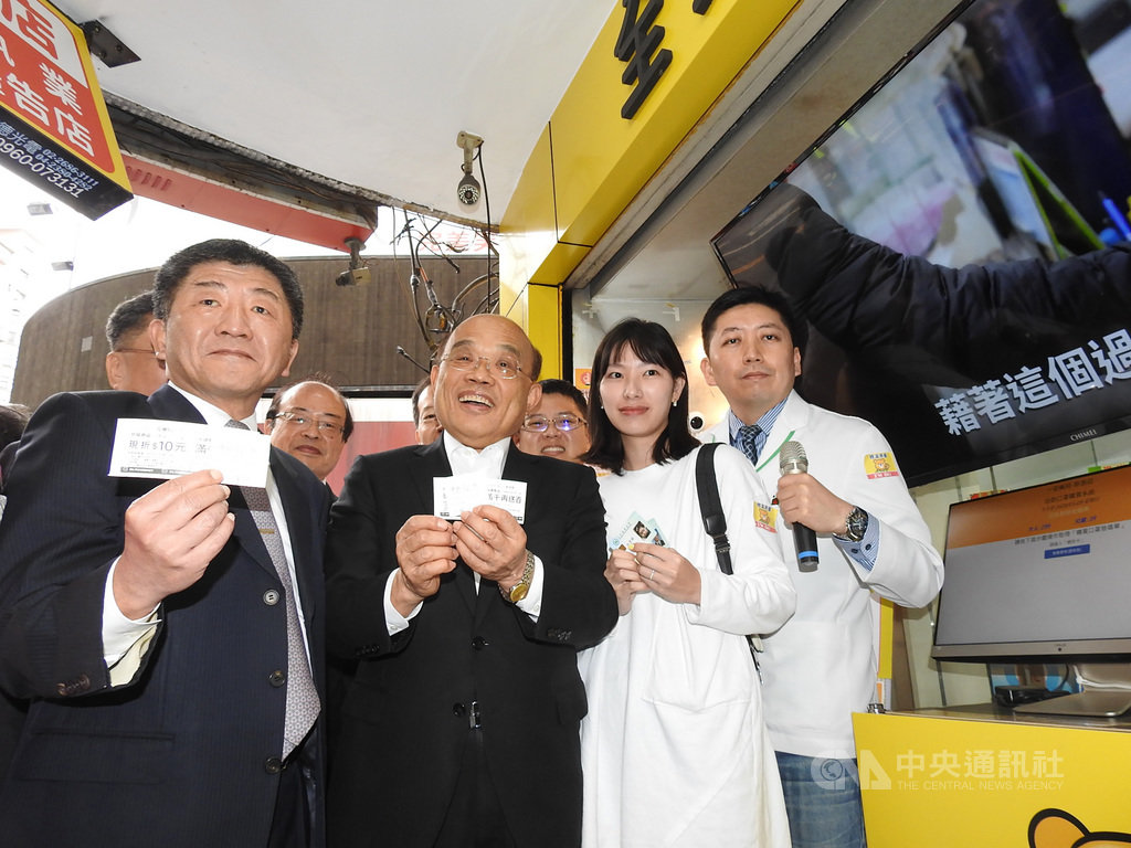 武漢肺炎(2019冠狀病毒疾病,COVID-19)疫情嚴峻,行政院長蘇貞昌(前左2)與衛福部長陳時中(左)29日參觀藥局所開發的口罩購買系統,蘇貞昌受訪表示,台灣防疫超前部署,陳時中非常努力在第一線為大家把關,做得很好。中央社記者王鴻國攝 109年3月29日