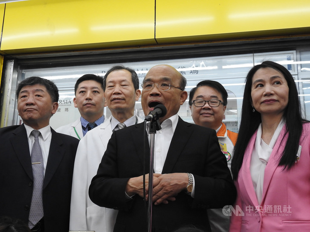 警政署長陳家欽處理警方人事案遭檢舉疑涉偽造文書遭內政部函送偵辦一事,行政院長蘇貞昌(右3)曾重話批評,但他29日受訪時不願對此多談。中央社記者王鴻國攝 109年3月29日