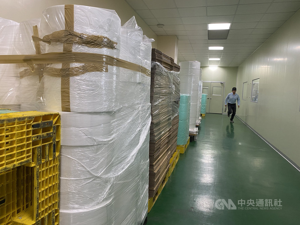 康那香工廠角落擺放著一捲捲熔噴布,正等著上口罩機台,製作成口罩成品。中央社記者潘羿菁攝 109年3月29日