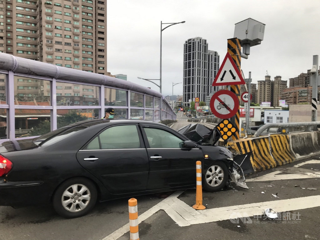 前國防部副部長王文燮29日上午開車行經新北環河快速道路時,疑不慎撞上匝道分隔護欄,經送醫急救仍傷重不治。(翻攝畫面)中央社記者王鴻國傳真 109年3月29日