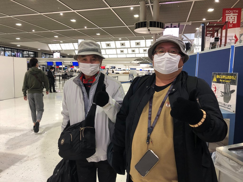 歷經50多天海上遊輪、船艙隔離、住院治療,父子倆終於要搭機回台灣。(麥家碩提供)中央社 109年3月29日