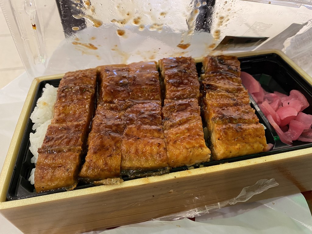 麥家碩歷經船上、醫院隔離,出院後的第一餐是鰻魚便當,麥家碩說:「呼吸自由的空氣,鰻魚飯也特別好吃。」(麥家碩提供)中央社 109年3月29日