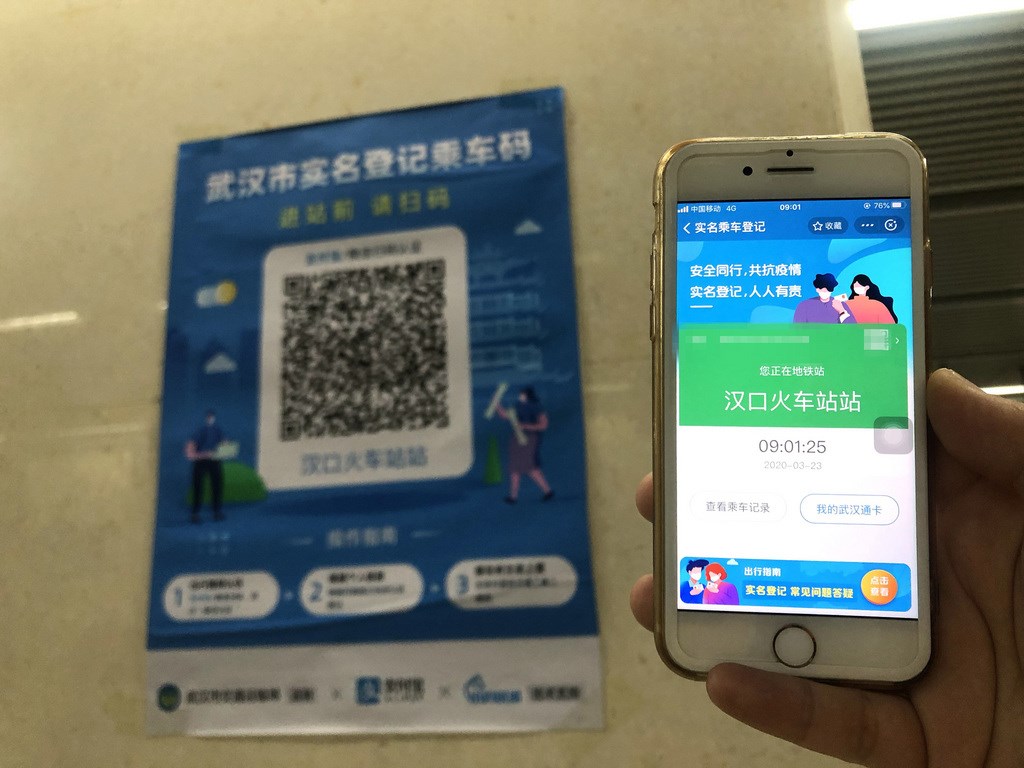 湖北省武漢市疫情趨緩,市內公共運輸服務逐步恢復。圖為2020年3月23日的武漢地鐵站內的實名碼海報,要求乘客採取實名登記方式乘車。(中新社提供)中央社 109年3月29日