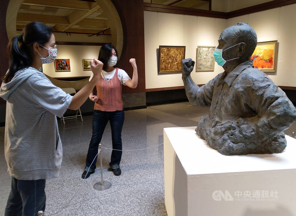 台灣普羅藝術交流協會即日起在台中市港區藝術中心舉辦「2020會員聯展」,雕塑家李明憲製作「對付武漢病毒的勇者-陳時中」雕塑,為對抗疫情的工作人員加油打氣。(台中市港區藝術中心提供)中央社記者蘇木春傳真 109年3月29日