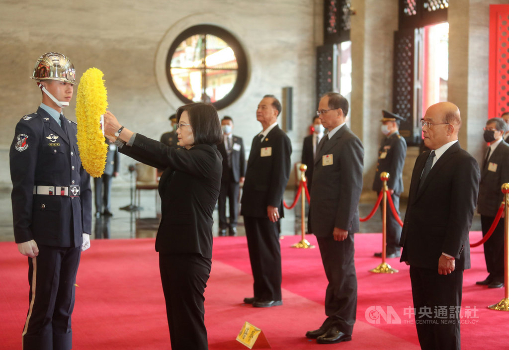 「109年向先祖暨忠烈殉職人員致祭」29日在國民革命忠烈祠舉行,總統蔡英文(左2)主祭,向先烈獻花致意。中央社記者裴禛攝 109年3月29日
