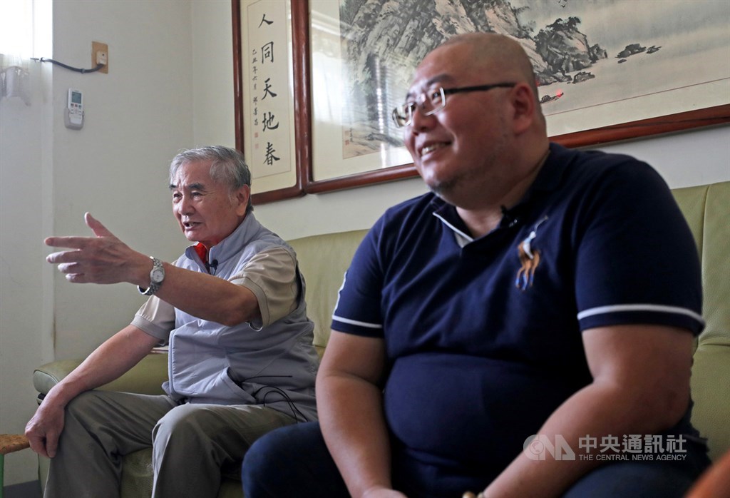 麥文達(左)與麥家碩(右)父子是鑽石公主號最後返家的旅客,船上隔離、住院治療到最後痊癒,麥家父子延後51天才重新踏上台灣的土地。中央社記者裴禛攝 109年3月29日