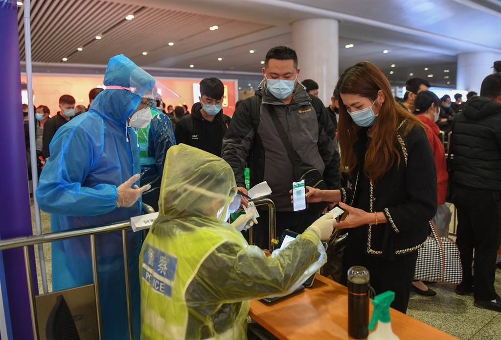 浙江省杭州市2月11日因應返城復工人潮,首次採支付寶app介面推出「健康碼」,以紅黃綠3色作為人員流動識別方式。圖為2020年3月2日旅客在杭州車站出示健康碼接受身分查驗。(中新社提供)中央社 109年3月29日