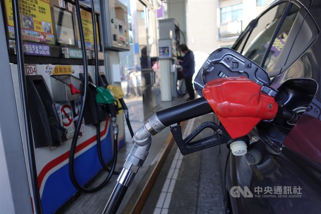 中油公司29日宣布,國內汽、柴油價格30日起各調降新台幣0.8元,其中95無鉛汽油跌破2字頭,每公升降至19.7元。(中央社檔案照片)