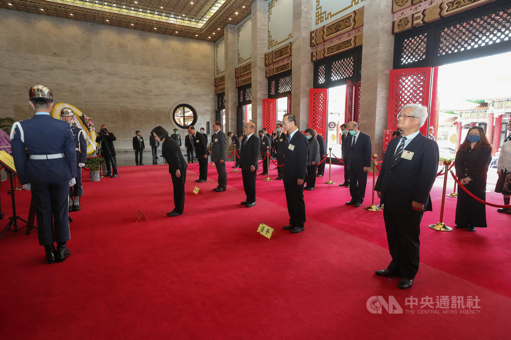 「109年向先祖暨忠烈殉職人員致祭」29日在國民革命忠烈祠舉行,總統蔡英文(前左2)主祭,率陪祭人員向先烈鞠躬致意。中央社記者裴禛攝 109年3月29日